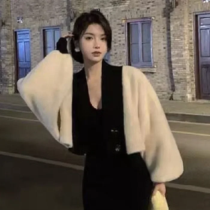 Женский трикотажный кардиган с воротником-поло без рукавов