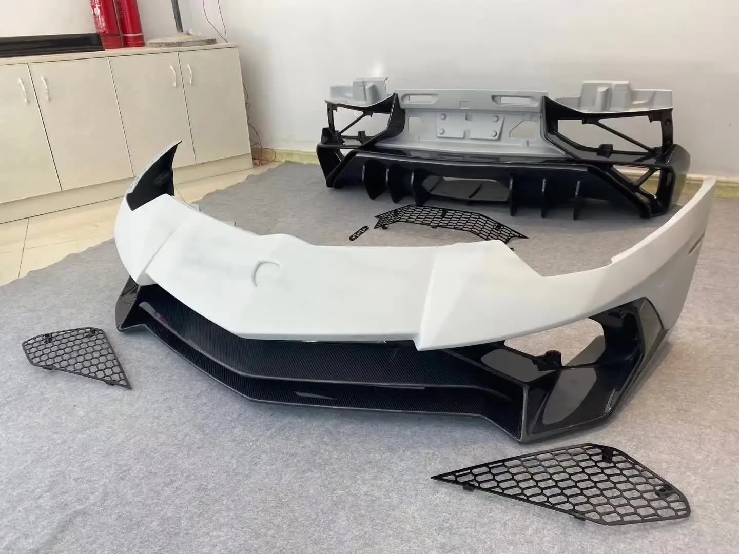 Комплект обвеса Runde из полукарбонового материала для Lamborghini LP750: передний бампер, задний бампер, задний спойлер-диффузор (art.: 3920dc700b712) - 3920dc700b712