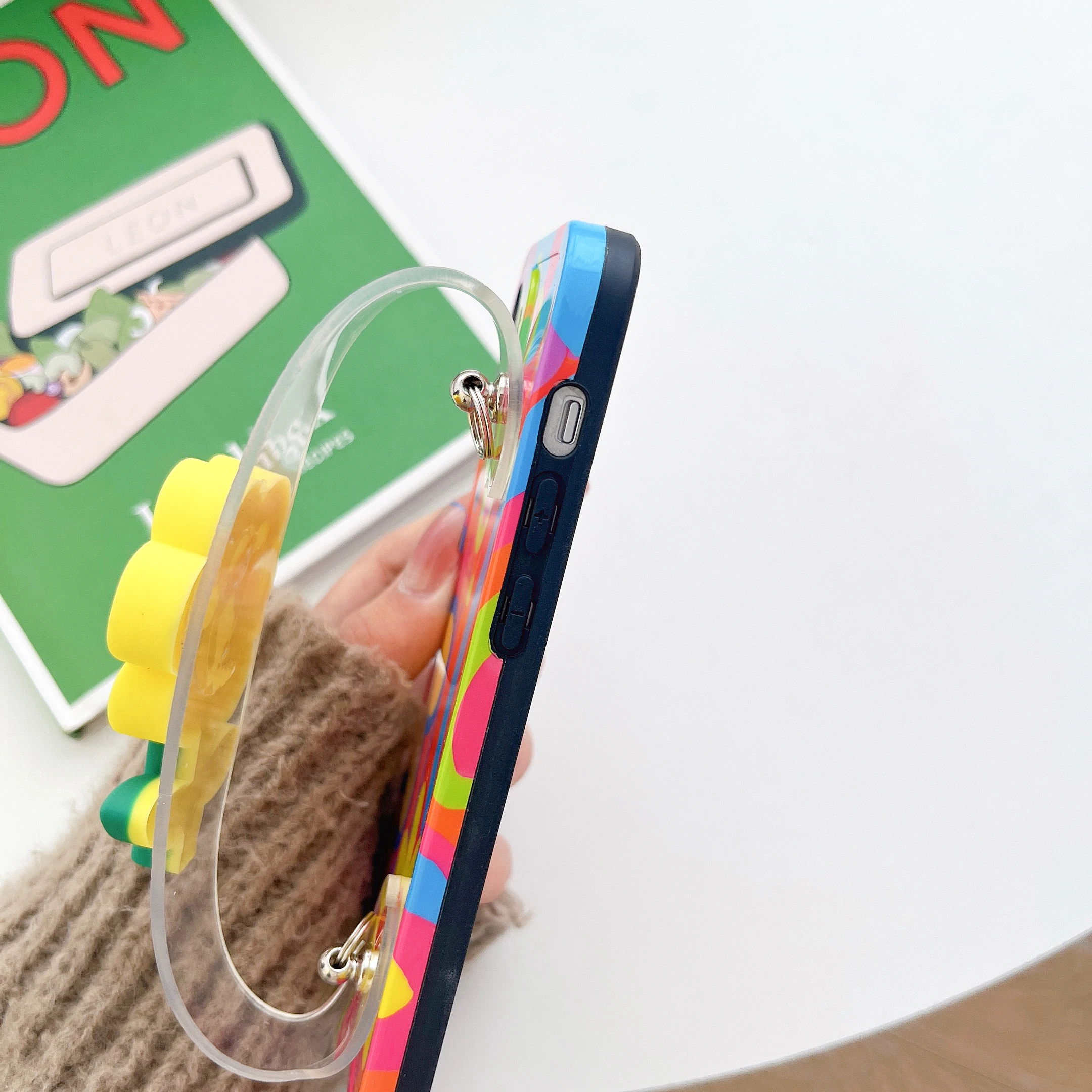 Модный чехол для телефона с цветком маргаритки и ремешком на шею iPhone 16 15 13 12 14 Pro Max