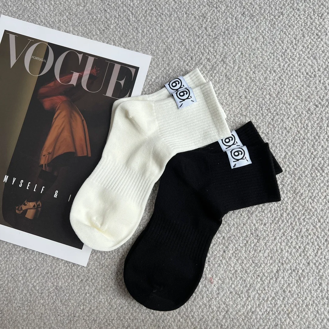 

Margiela MM6 Socks Men's Women's Fashion 23FW Luxury Brand MM Hand Sewn Patch Letters Mid-tube Skateboard Casual Sports Sock