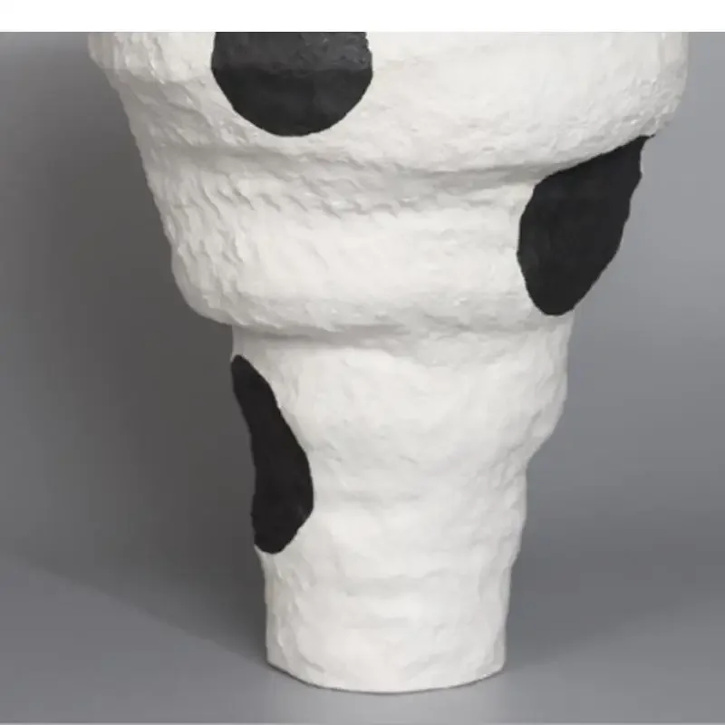 Ваза в черный и белый цветах