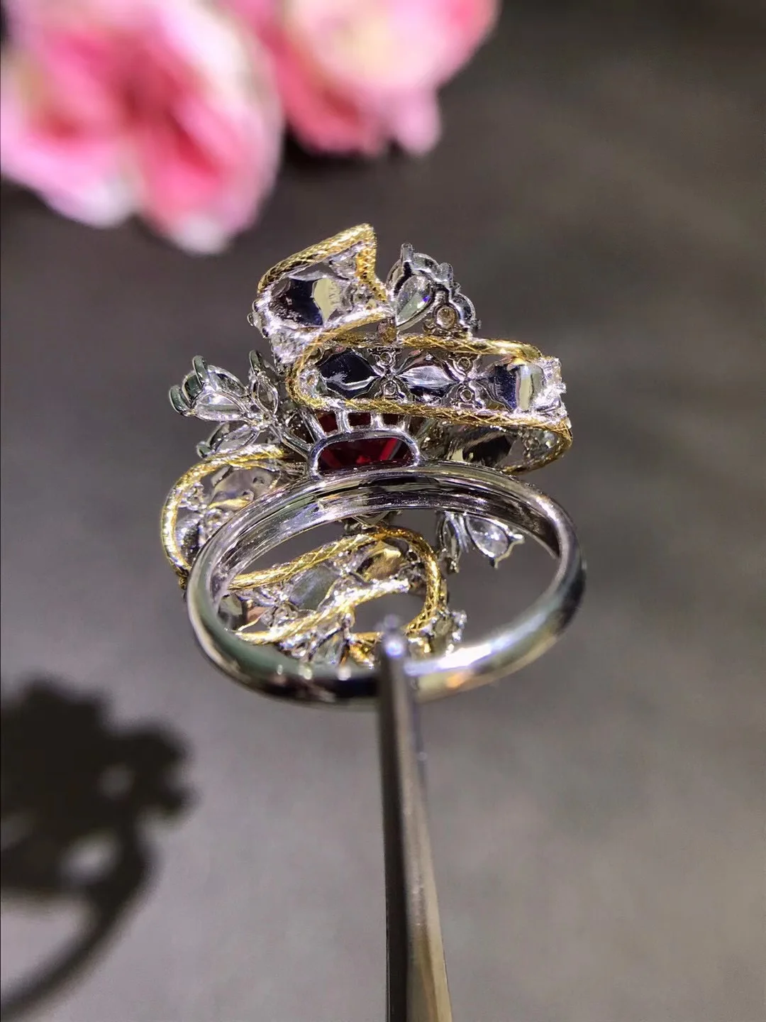 Кольцо женское из 18-каратного золота с натуральным рубином и бриллиантами