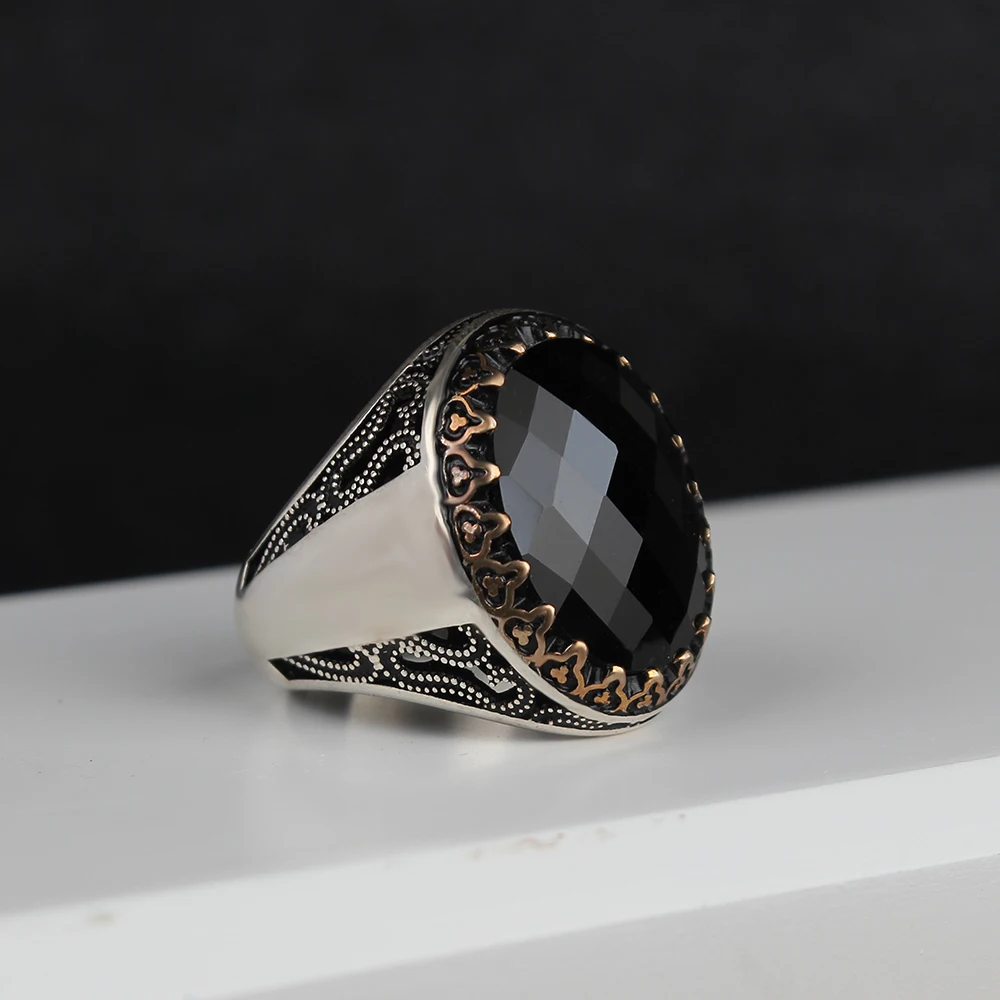 

Серебряное кольцо с цирконом