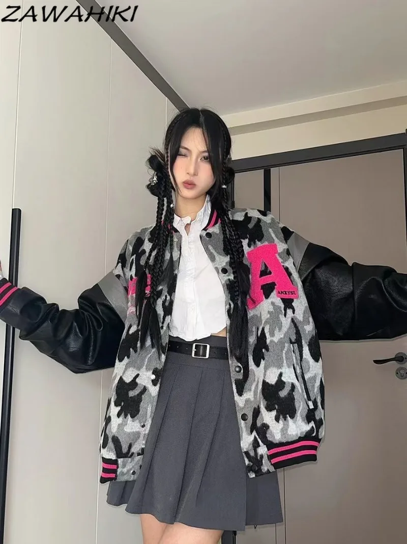 

Женская винтажная бейсбольная куртка, свободная камуфляжная куртка из искусственной кожи в американском стиле ретро, на пуговицах, с буквенным принтом, в стиле пэчворк, весна-осень