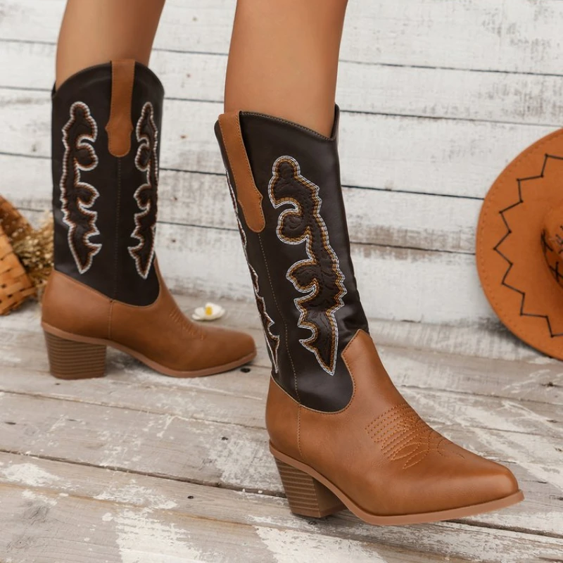 

Женские сапоги до середины икры на среднем каблуке, с вышивкой