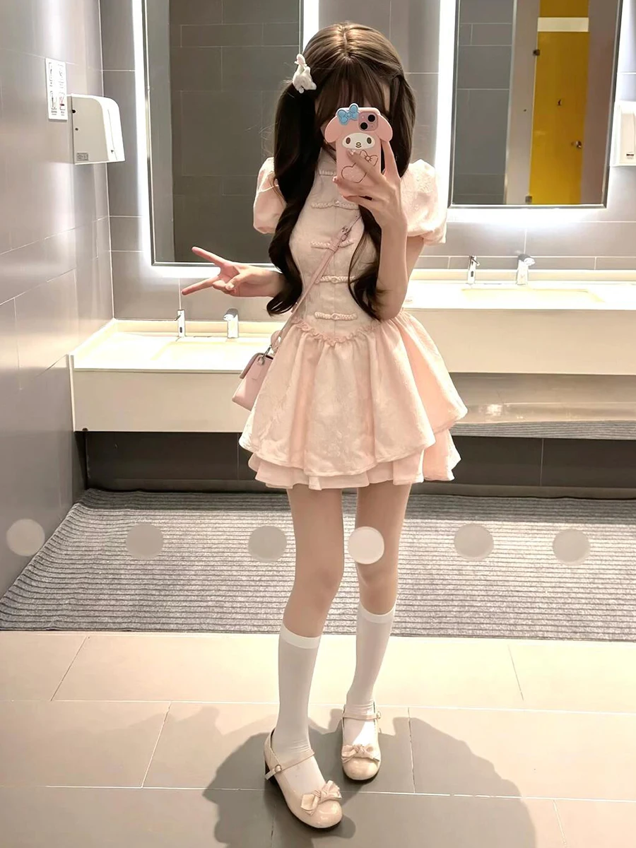 Женское мини-платье с пышными рукавами воротником-стойкой