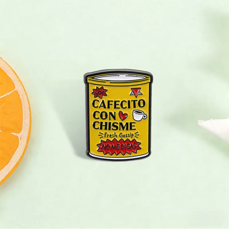Фото Эмалевая брошь в испанском стиле: «Cafecito Con Chisme» — дизайн кофейной банки, украшение с цитатой «No Me Digas», аксессуар в стиле латиноамериканской культуры №1