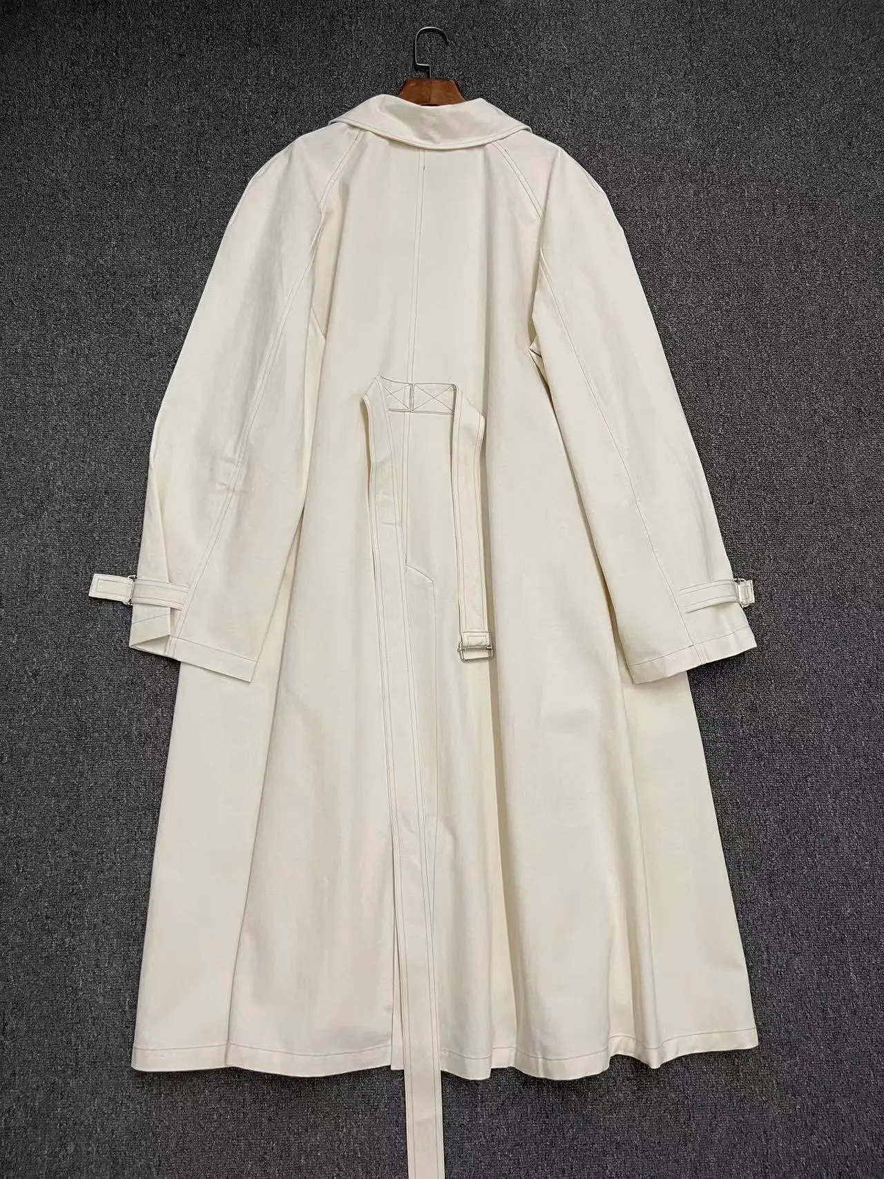 Свободный тренчкот из хлопка и льна для пожилых людей бежевого цвета однобортный