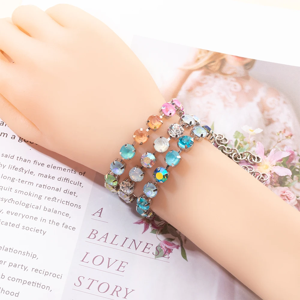 Женский браслет с разноцветными кристаллами золотая и серебряная цепочка