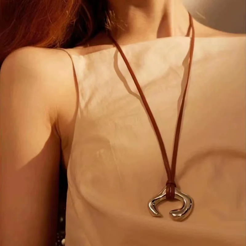 Металлическое ожерелье в форме подковы для женщин и девушек