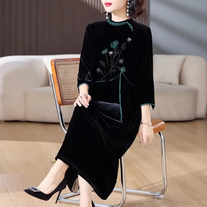 Высококачественное бархатное платье для мамы на осень и зиму 2024 новое улучшенное