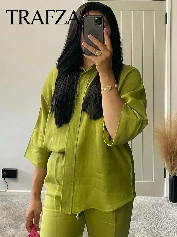 Блузка женская однотонная с рукавом три четверти и разрезом на подоле