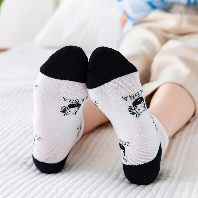 

Women Socks Spot Stripes Cotton Invisible Socks Causal Black White Female Low Cut Slippers Silicone Harajuku Short Socks
