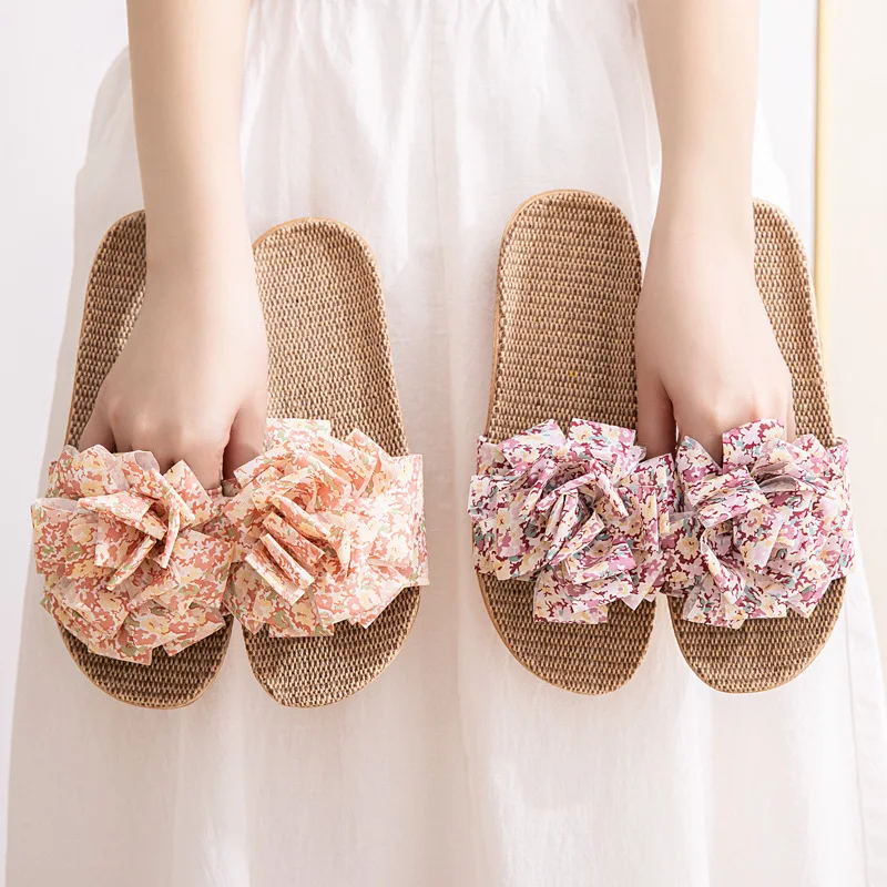 

Новинка 2023, домашняя обувь для девочек Maogu, удобные сандалии на плоской подошве с цветами, женские легкие льняные тапочки