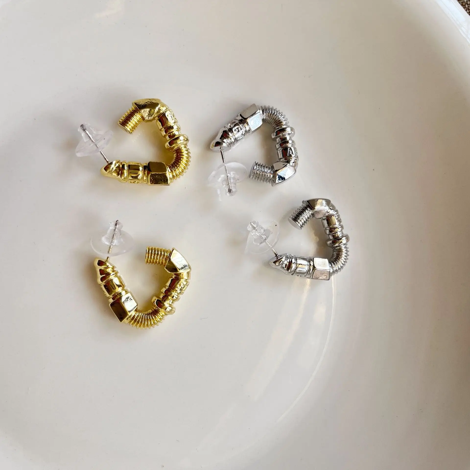 Серьги-гвоздики с металлической текстурой в виде винта