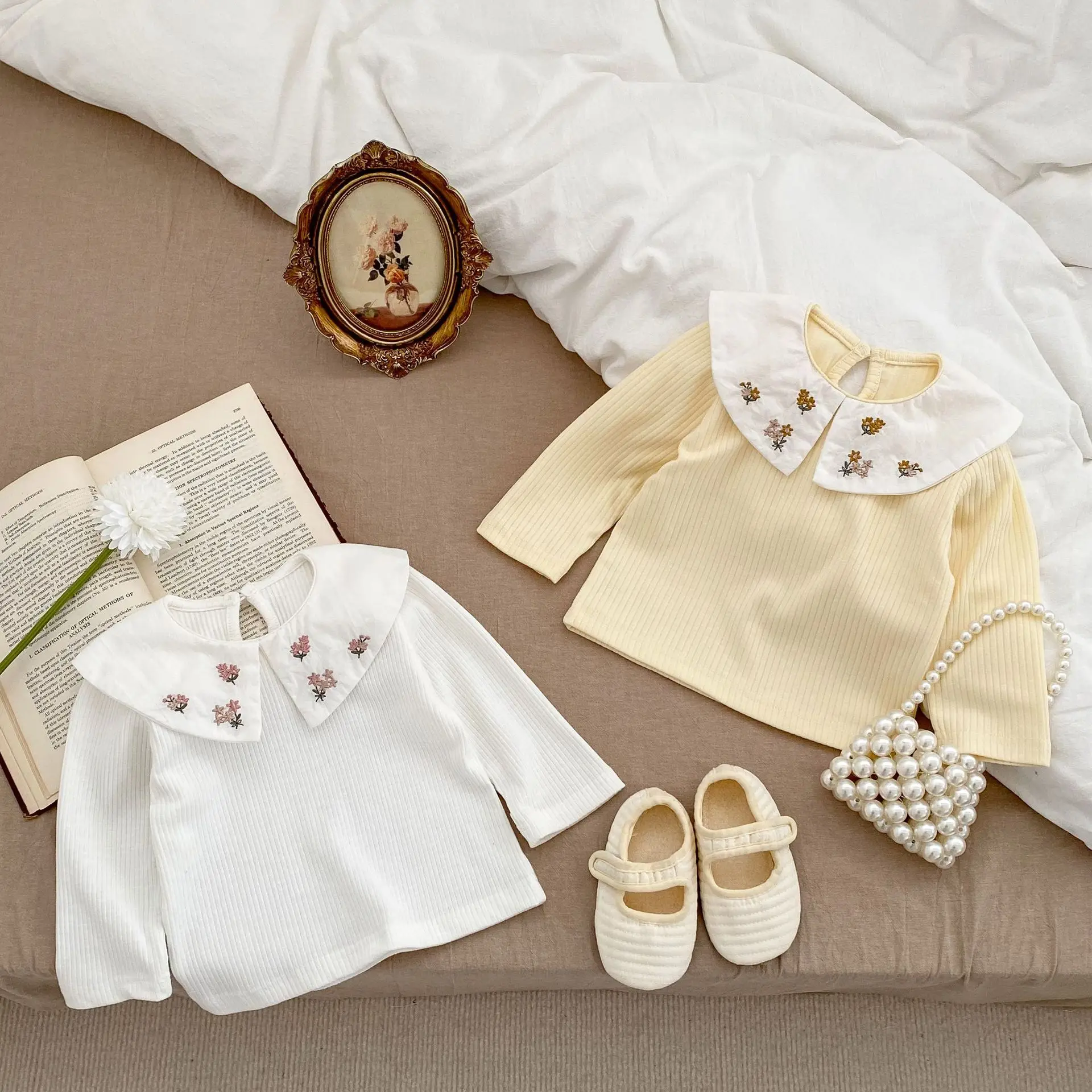 

Одежда для маленьких девочек 4825B, модная футболка, весна-осень 2023, тонкая нижняя рубашка, хлопковая рубашка с вышитым воротником и куклой, топы для девочек