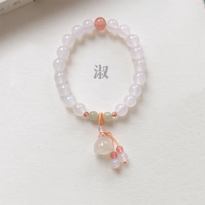 Браслет из натурального личи с замороженным халцедоном и лотосом браслет