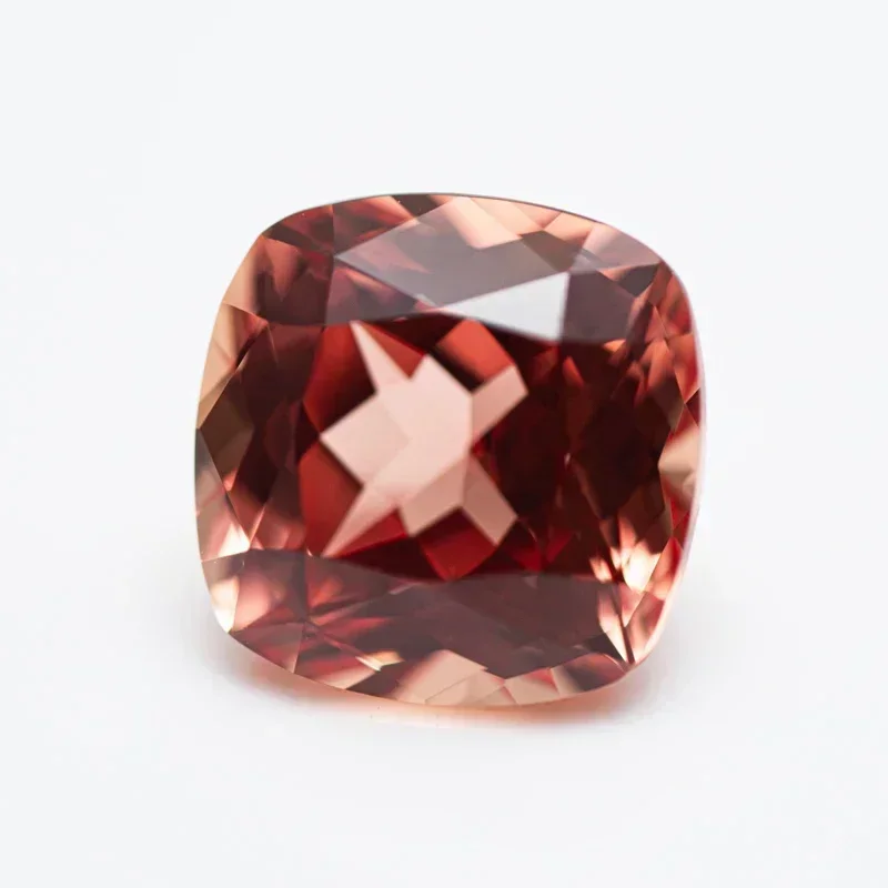 Выполненная в лаборатории сапфировая квадратная подушка оранжевого цвета VVS1