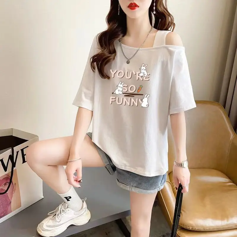 Модные футболки с вырезом лодочкой и мультяшным принтом открытыми плечами