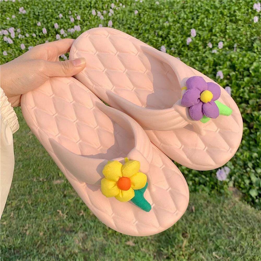 2023 Fashion Safflower Decorative Flip Flop Women's Slides  Fashion Platform Soft Non-Slip Sandals New Indoor Bathroom Slippers