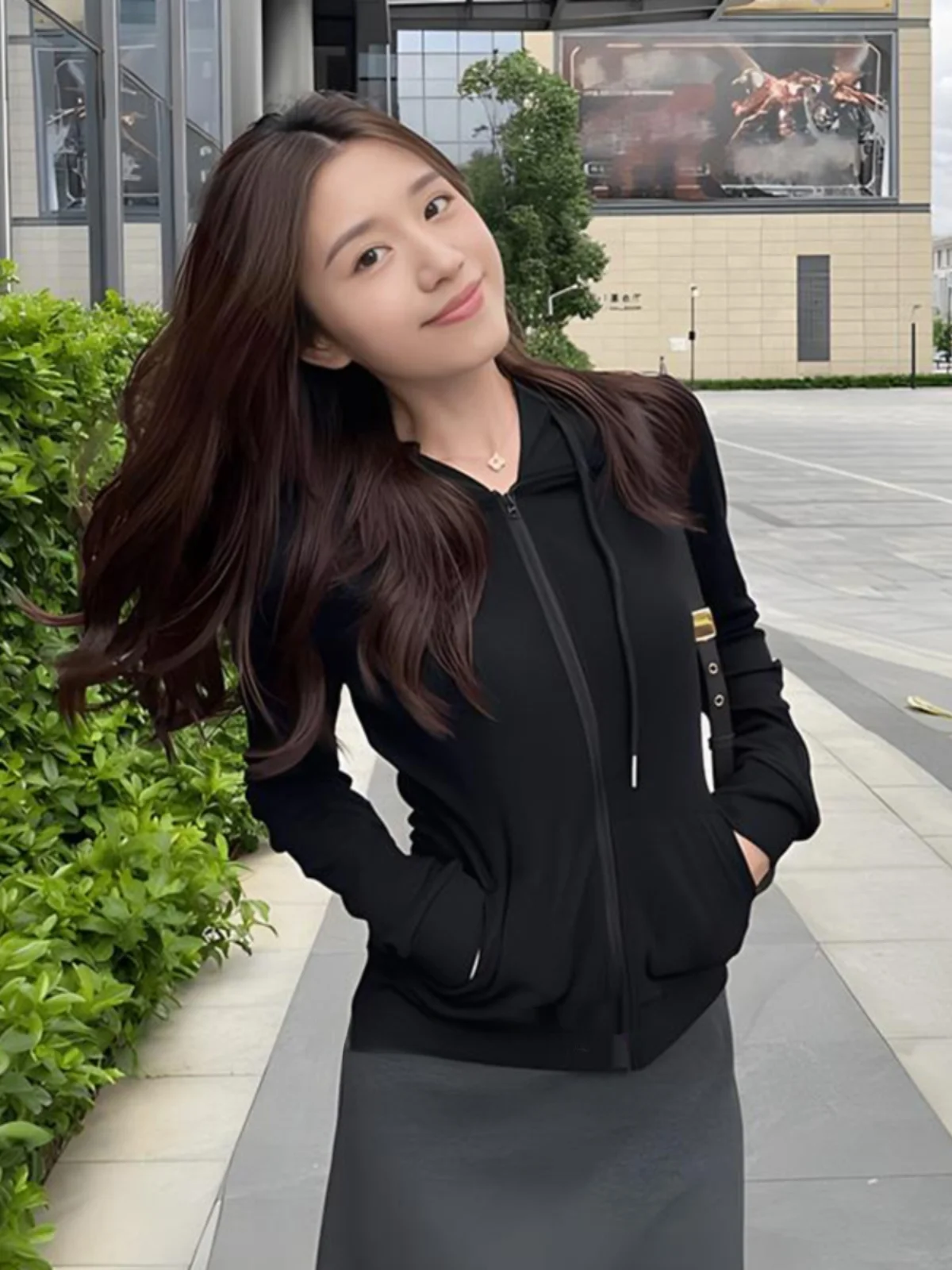 Маленький черный капюшон короткая толстовка с капюшоном верхняя одежда женская