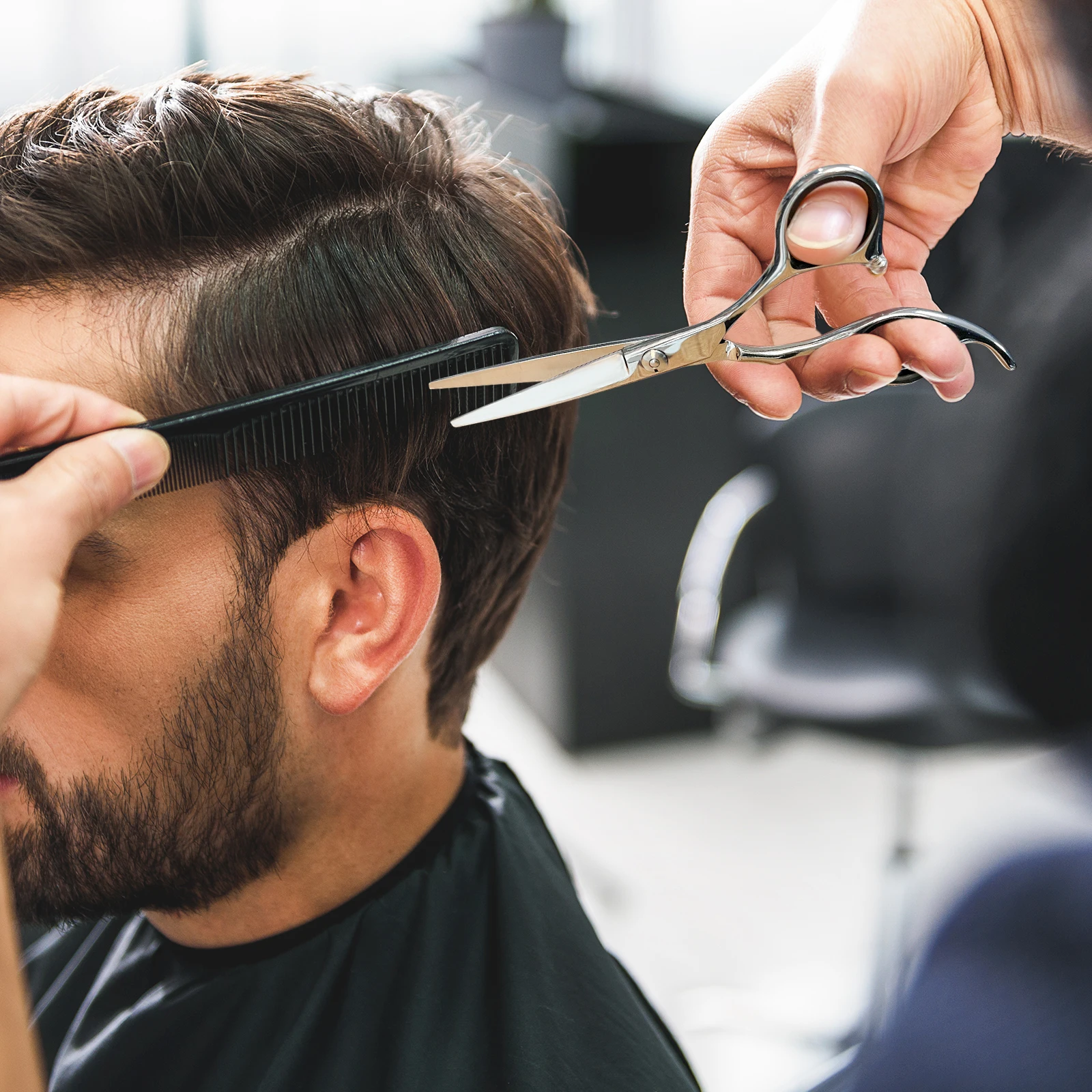 К чему снится стричь волосы другому человеку. К чему снится отрезать волосы. Стрижка волос головы. Процесс стрижки волос. Подстричь волосы во сне.