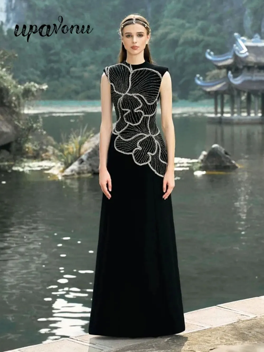 Женское длинное платье-трапеция без рукавов с круглым вырезом