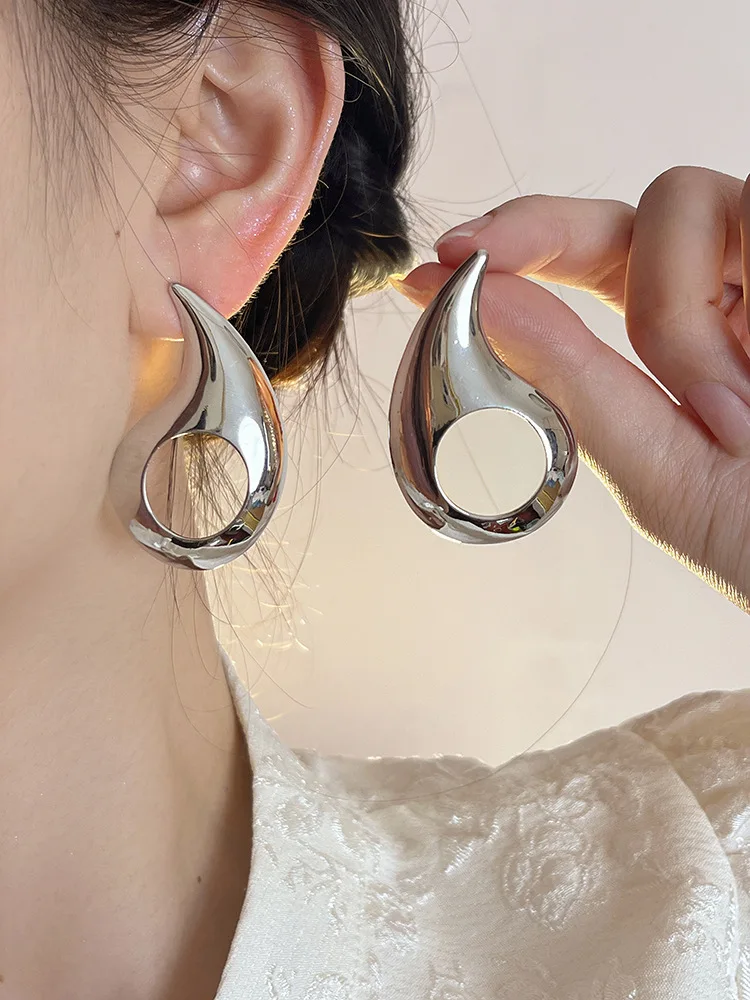 

Asymmetric Metal Earrings European And American Style Personality Fashion Stud Earrings Ms Girl Travel Wedding Accessories 2023