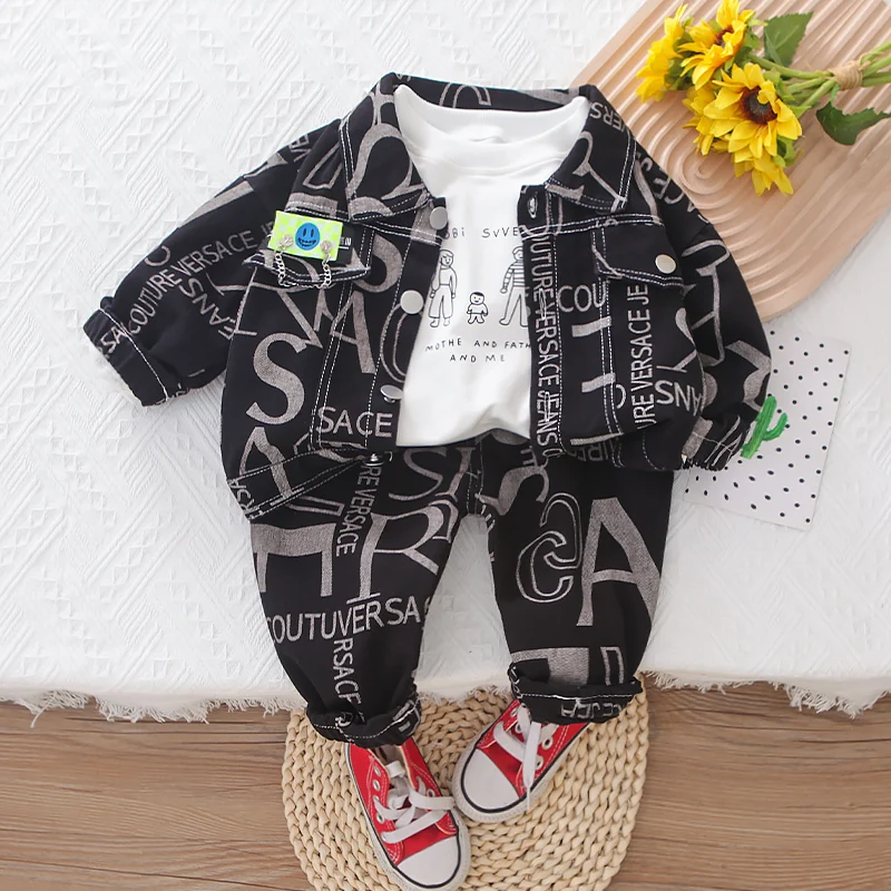 

Джинсовая куртка, футболка и джинсы для мальчиков и девочек