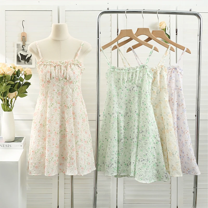 Женское сладкое мини-платье на бретельках с цветочным принтом и эластичной