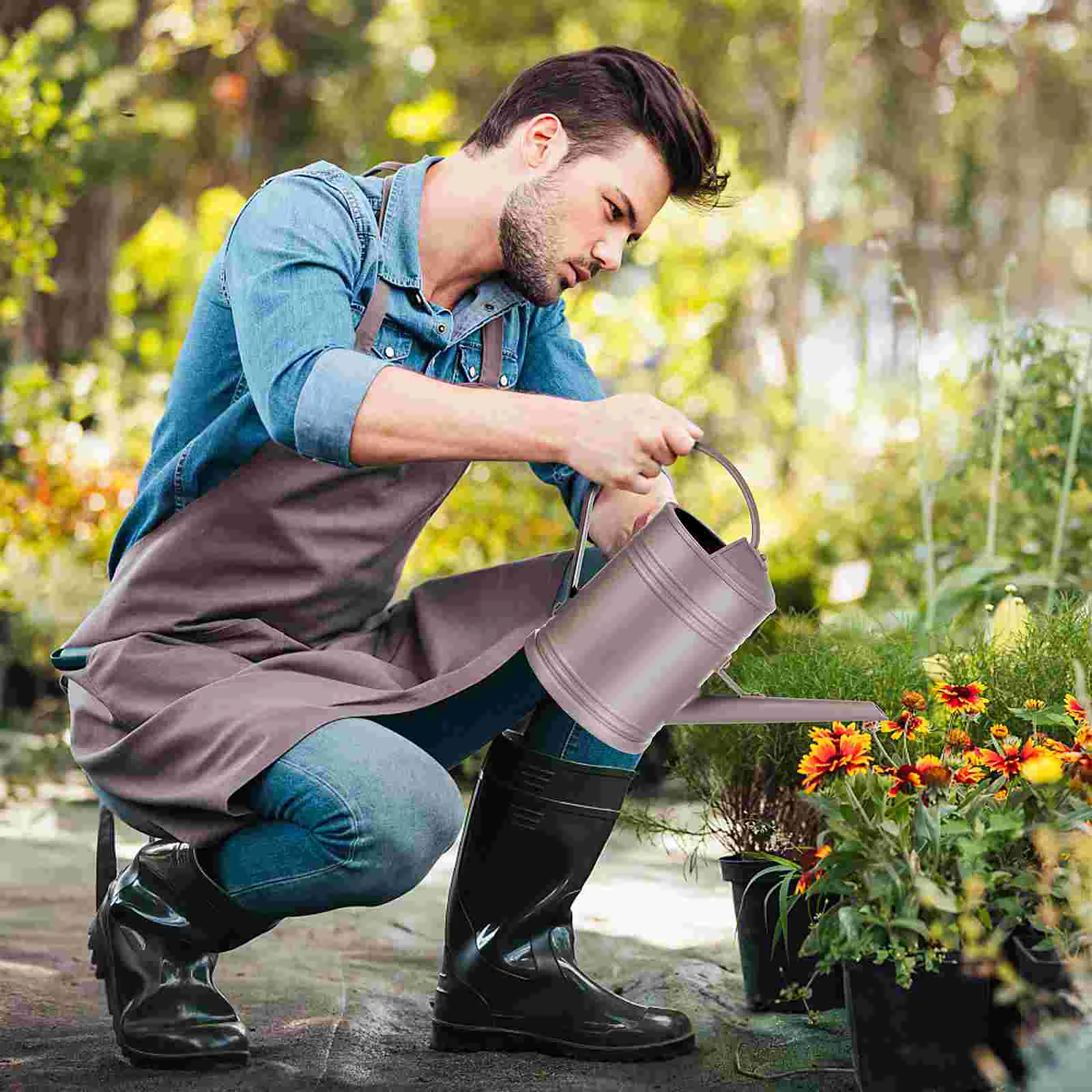 Лейка в горшке блюдца для растений на открытом воздухе чайник белый пластиковый