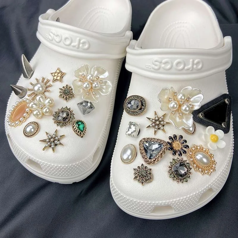 

Classical Croc Charms Designer DIY Crystal Diamond Buckle pins Shoes Decaration for Croc Jeans Badges Clogs Gifts Wholesale