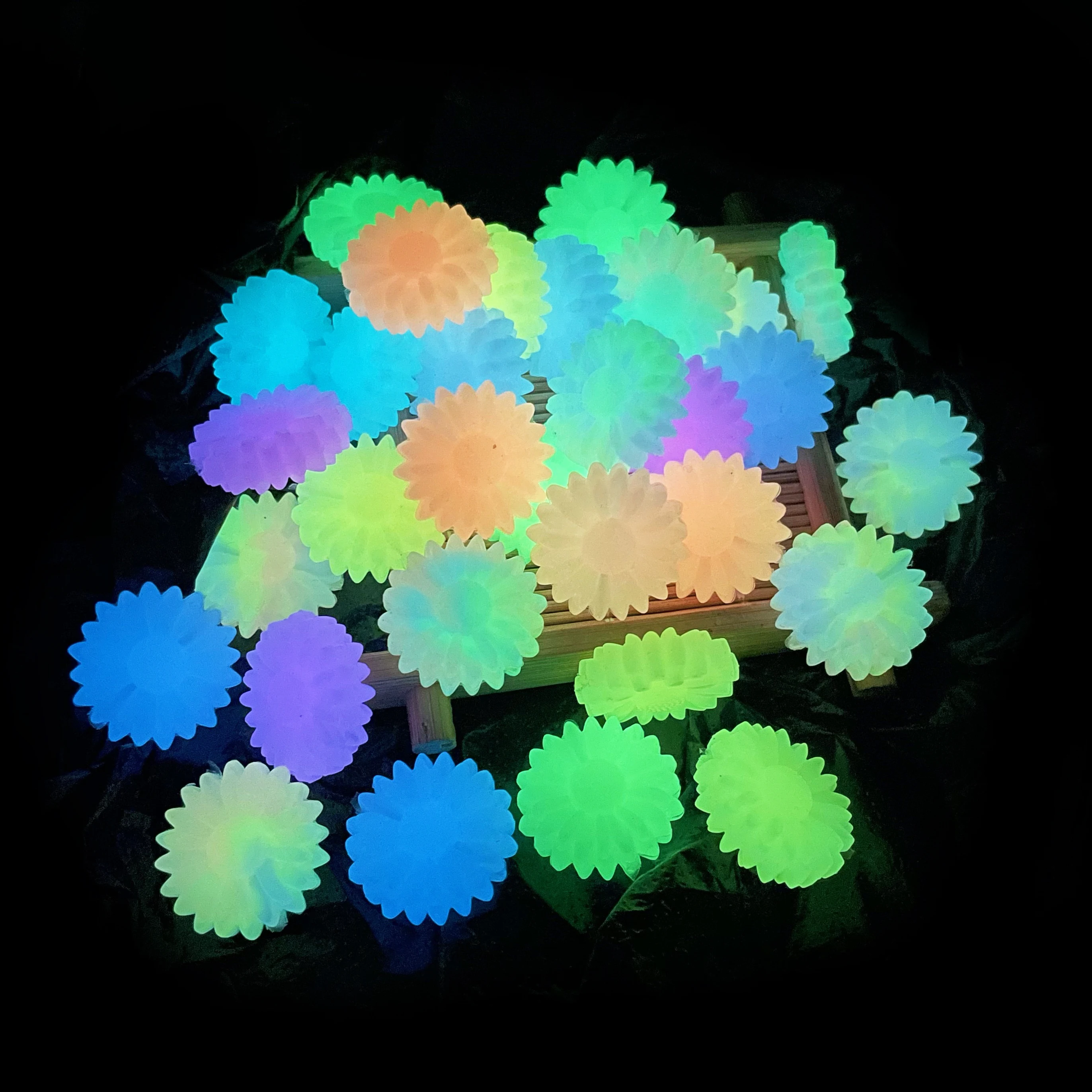 

100Pcs Strong Luminous Silicone Beads Glow In The Dark Daisy Sunflower Colorful Flower for Jewelry Marking DIY Necklace Bracelet