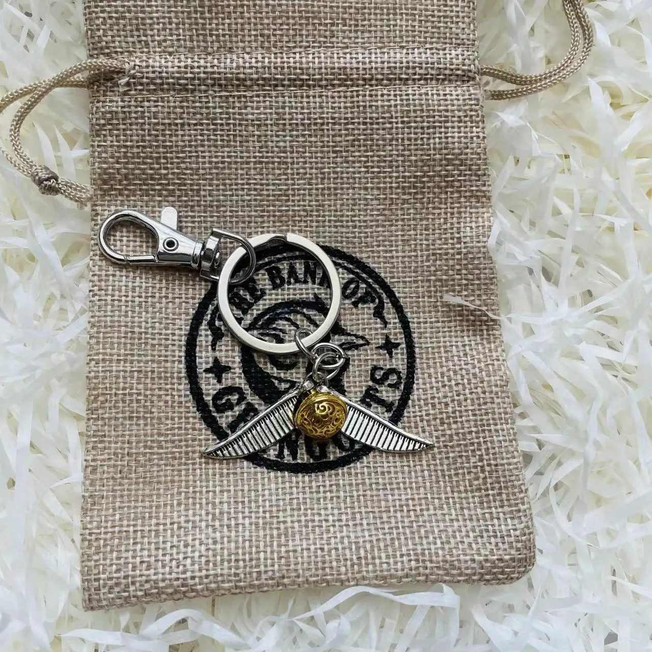 Золотистый полый колокольчик с подвеской в виде крыльев брелок винтажный