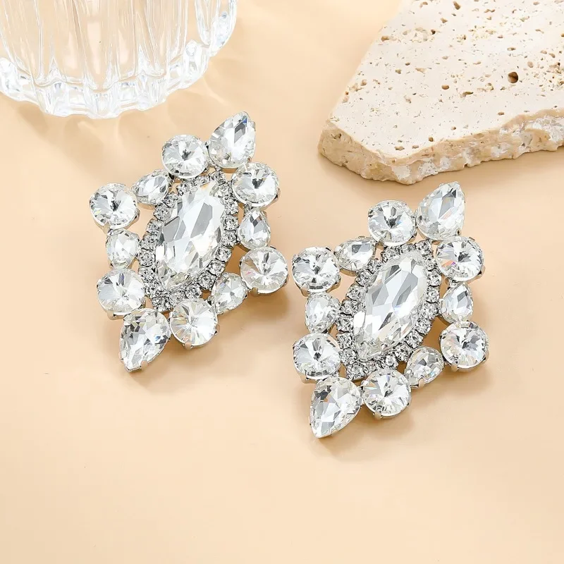 Женские серьги-гвоздики в виде цветов