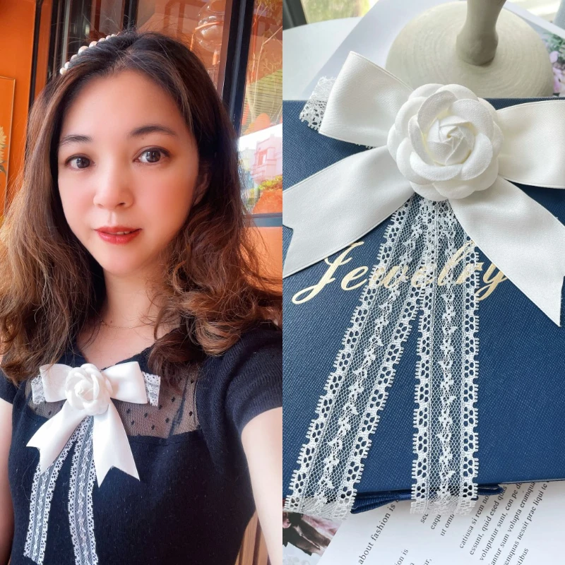 

Fashion White Lace Ribbon Camellia Flower Brooches for Women Fabric Bow Tie Shirt Collar Pin College Style Necktie Accessories