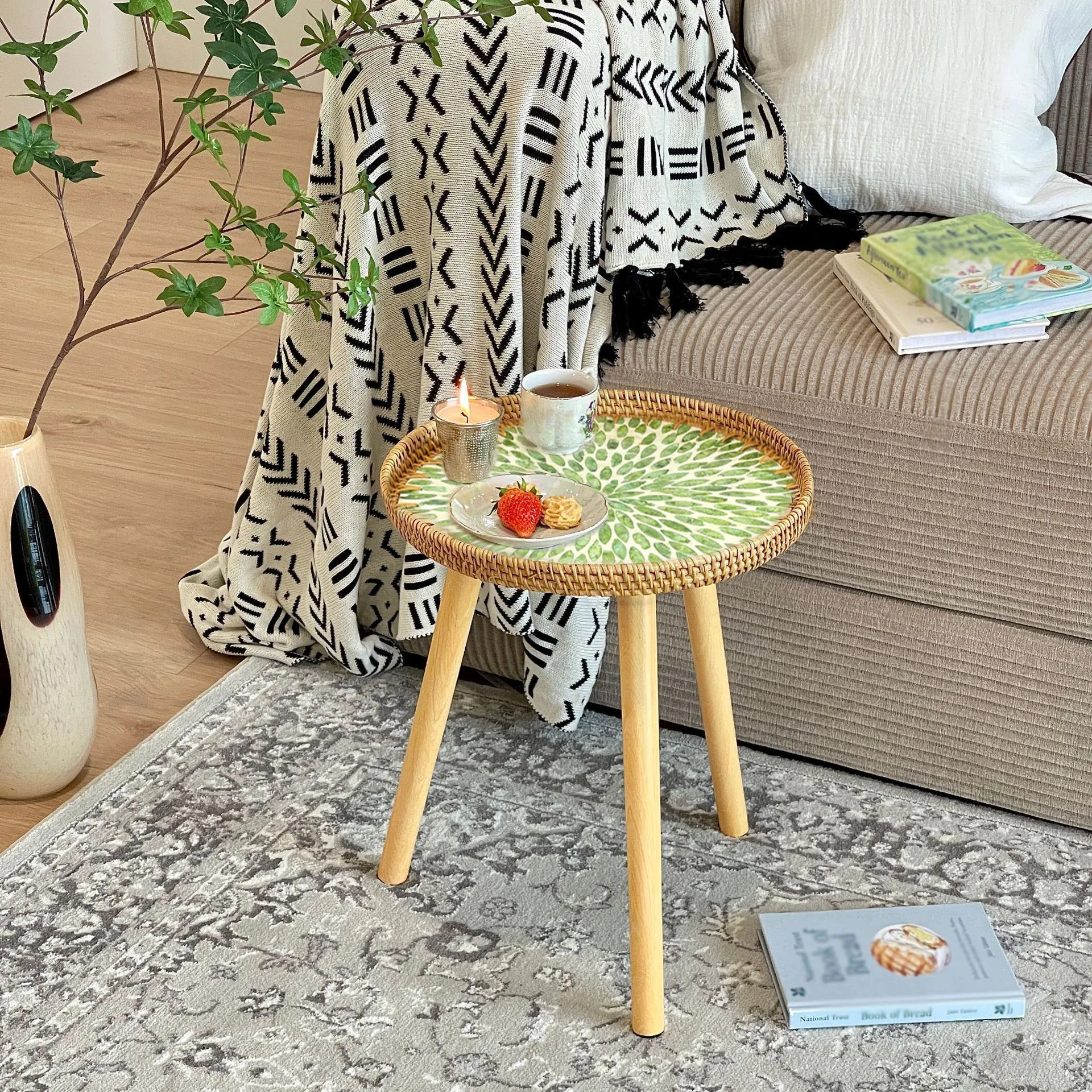 Круглый торцевой столик из ротанга приставной в стиле бохо для гостиной с