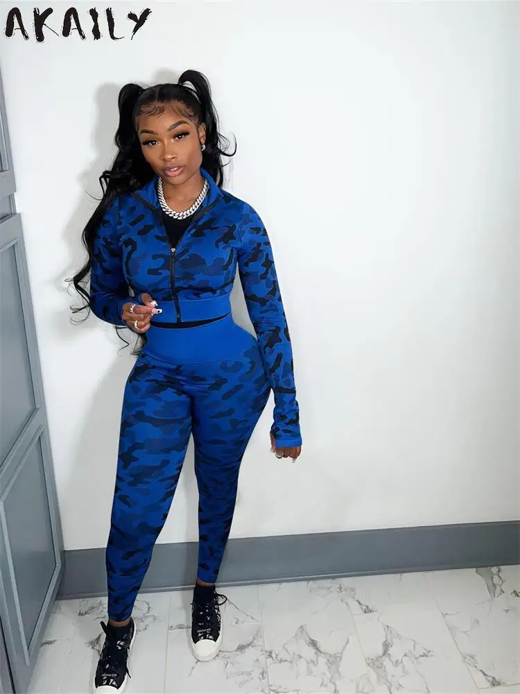 

Костюм спортивный женский из двух предметов с камуфляжным принтом и длинным рукавом
