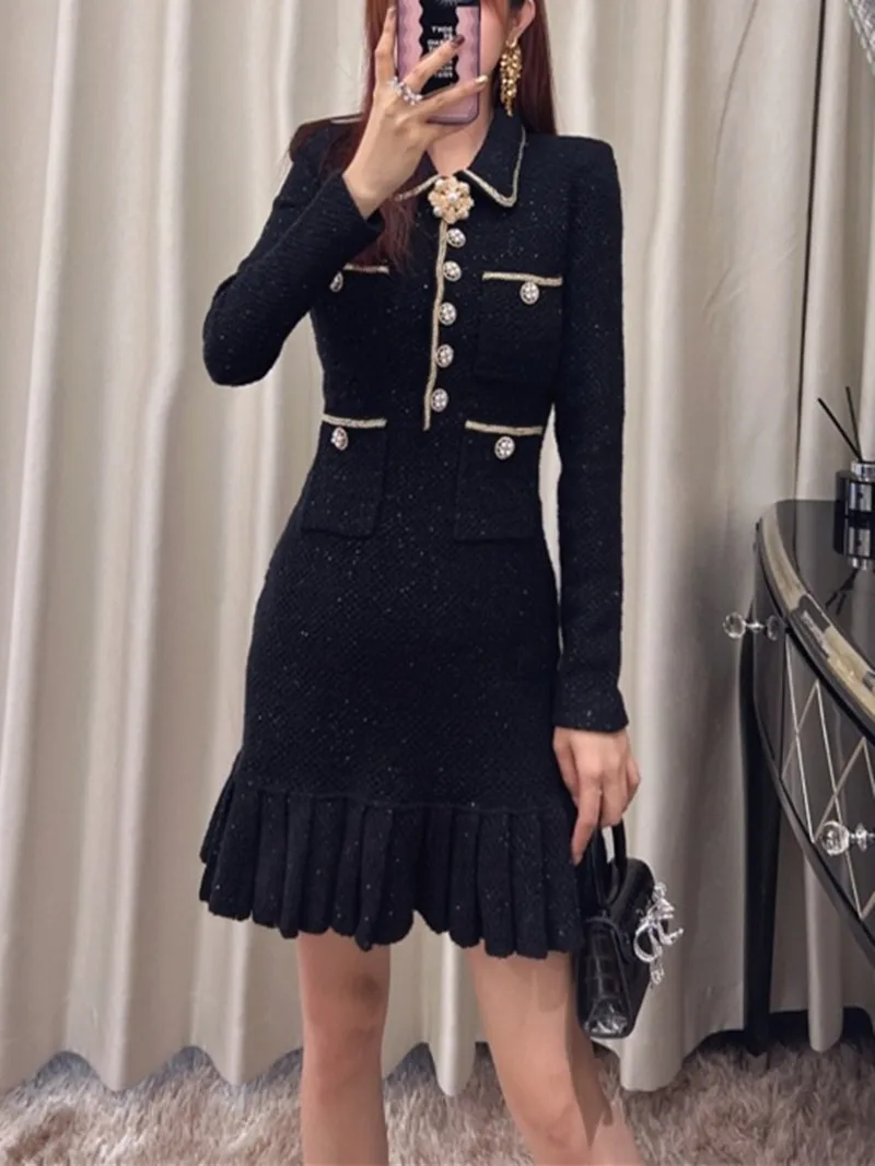 

Женское облегающее твидовое мини-платье на пуговицах с длинными рукавами и оборками