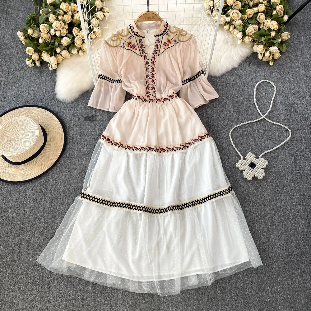 

Расклешенные короткие рукава, сетчатые панели с V-образным вырезом, вышитые складки, приталенное ТРАПЕЦИЕВИДНОЕ ПЛАТЬЕ средней длины с поясом