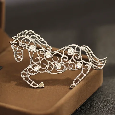 Брошь SKEDS с кристаллами лошади