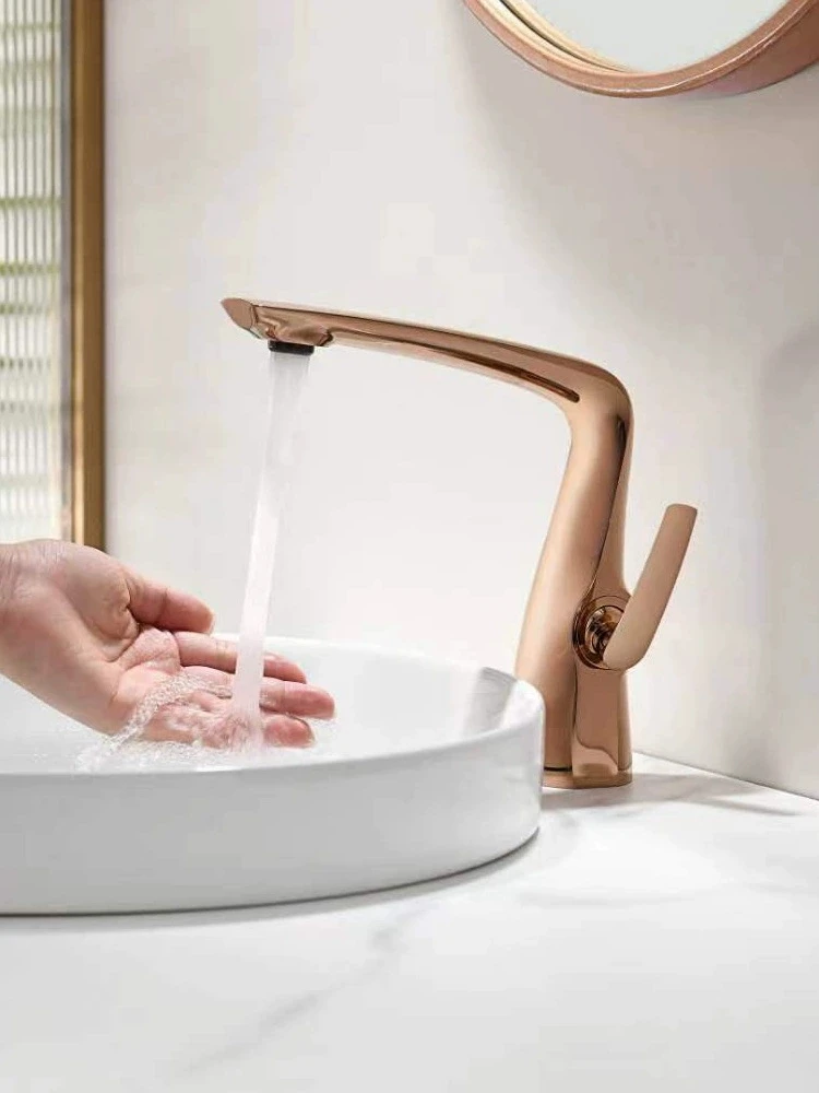 Роскошный латунный смеситель для ванной комнаты из розового золота современный