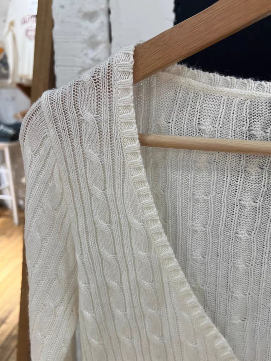 Бежевый тонкий вязаный свитер с витым цветком женские весенние джемперы