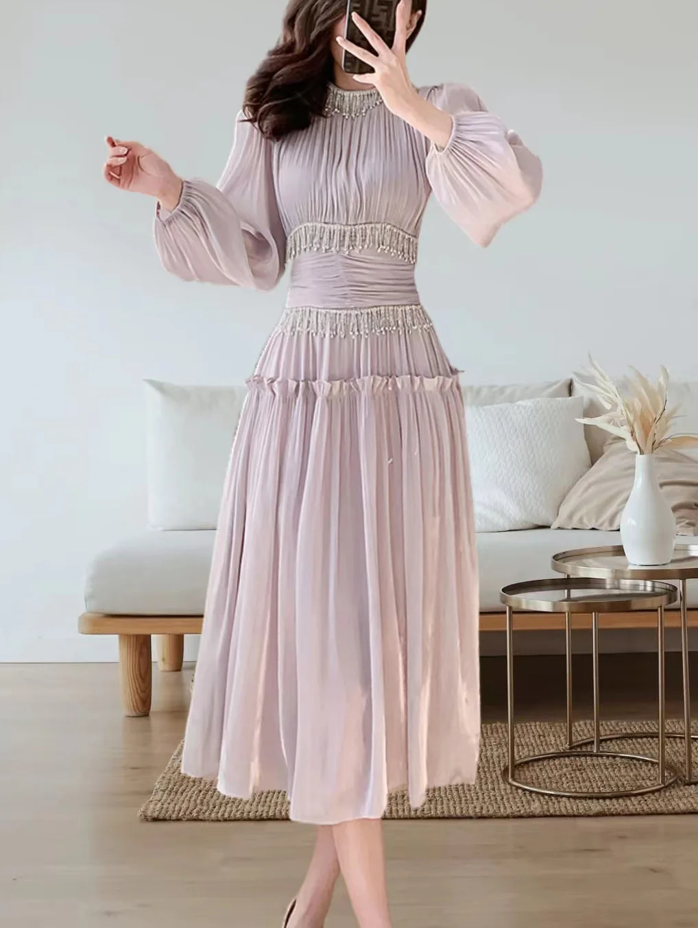 Элегантное французское женское платье с бусинами и бриллиантами круглым вырезом