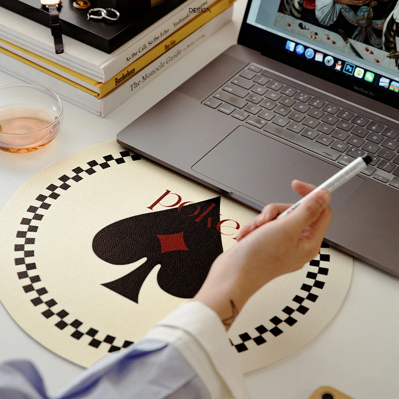 

Набор из 2 ковриков для покера, моющиеся кожаные салфетки с принтом для клубных открыток, обеденной комнаты, кухни, стола, бежевого и круглог...