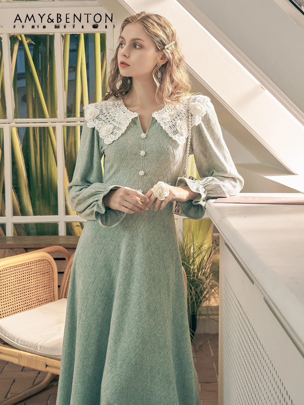 

Женское облегающее платье-миди с V-образным вырезом и завышенной талией