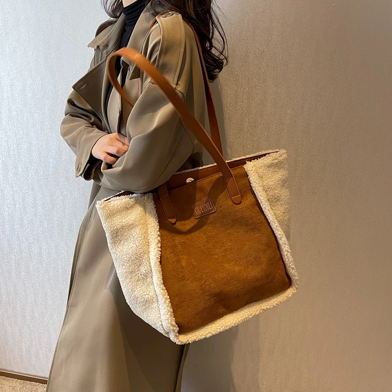 

Большая сумка на плечо из искусственной замши и овечьей шерсти