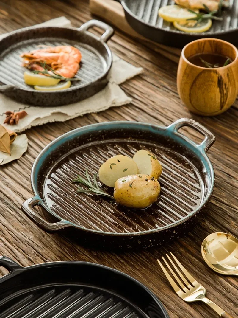 Фото Керамическая тарелка с двумя ручками, круглая, плоская, креативная, в японском стиле, для микроволновой печи, для выпечки, для домашних западных блюд. №2