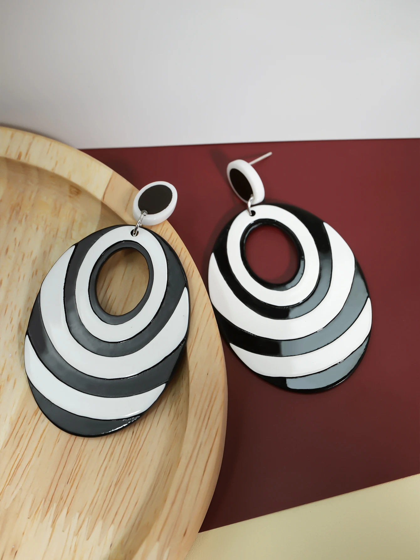 Элегантные Черно-белые Овальные Висячие Серьги С Полосатым Дизайном