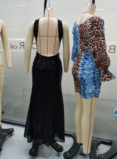 Женское вечернее платье с вырезом-лодочкой и открытой спиной